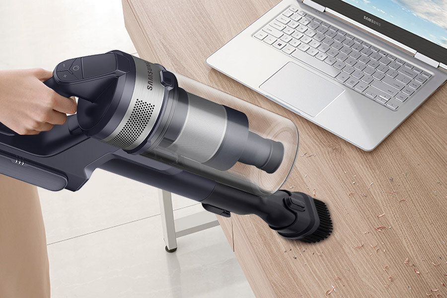 Odkurzanie biurka szczotką do kurzu odkurzacza Samsung VS20B75AGR5/GE seria 75 z Media Expert