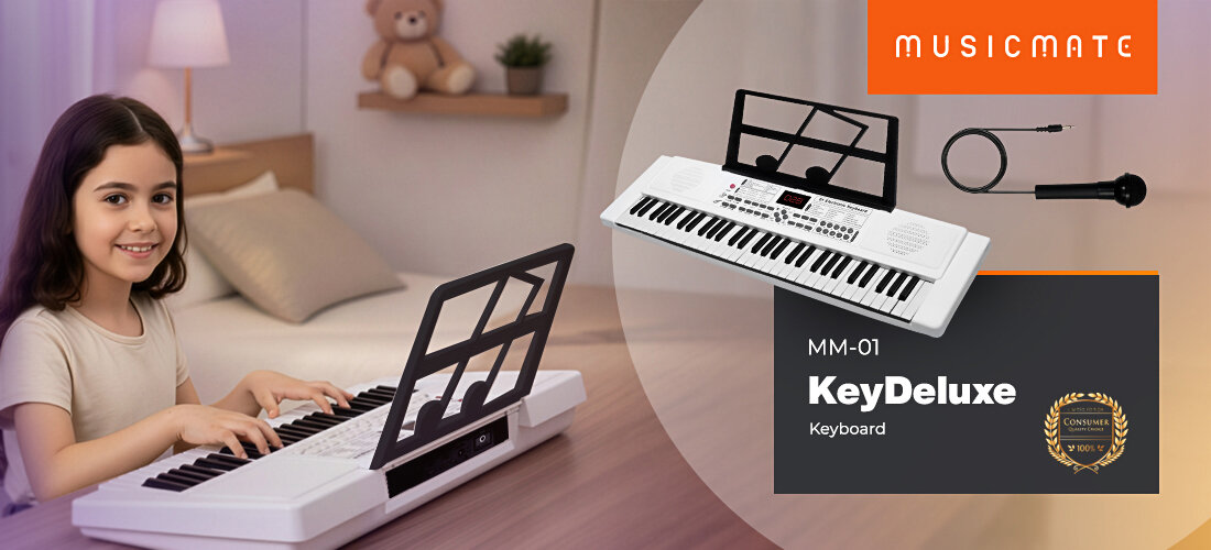 Keyboard MUSICMATE MM-01 KeyDeluxe 61 klawiszy nauka gry wyświetlacz LED, dziecko grające na keyboardzie w pomieszczeniu