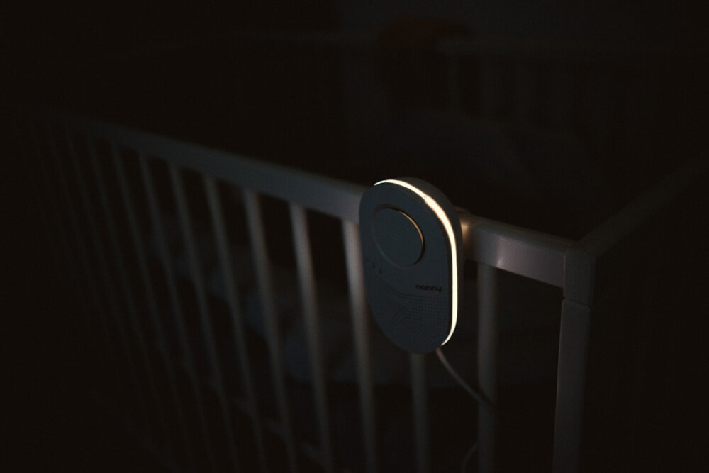 Monitor oddechu NANNY BM-03 Delikatne oświetlenie nocne dotykając logo światło działanie stopniowo się wyłącza uruchamia się automatycznie poczucie bezpieczeństwa