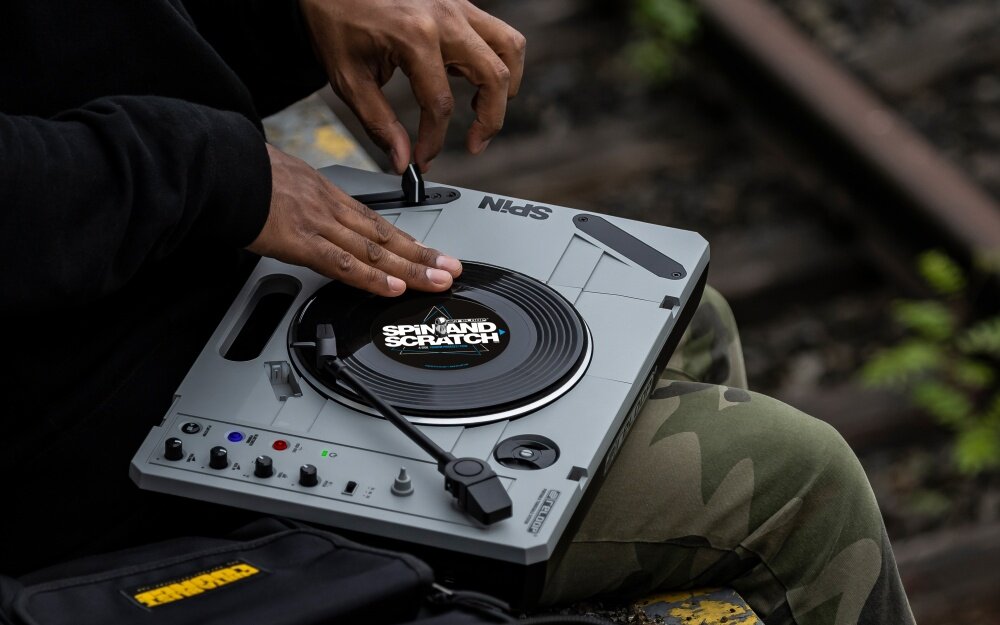 Gramofon RELOOP Spin Szary sprzet audio muzyka odtwarzanie bezpieczna transmisja audio nagrywanie USB sample zestaw zasilanie drapanie płyt interfejs aplikacja wykończenie