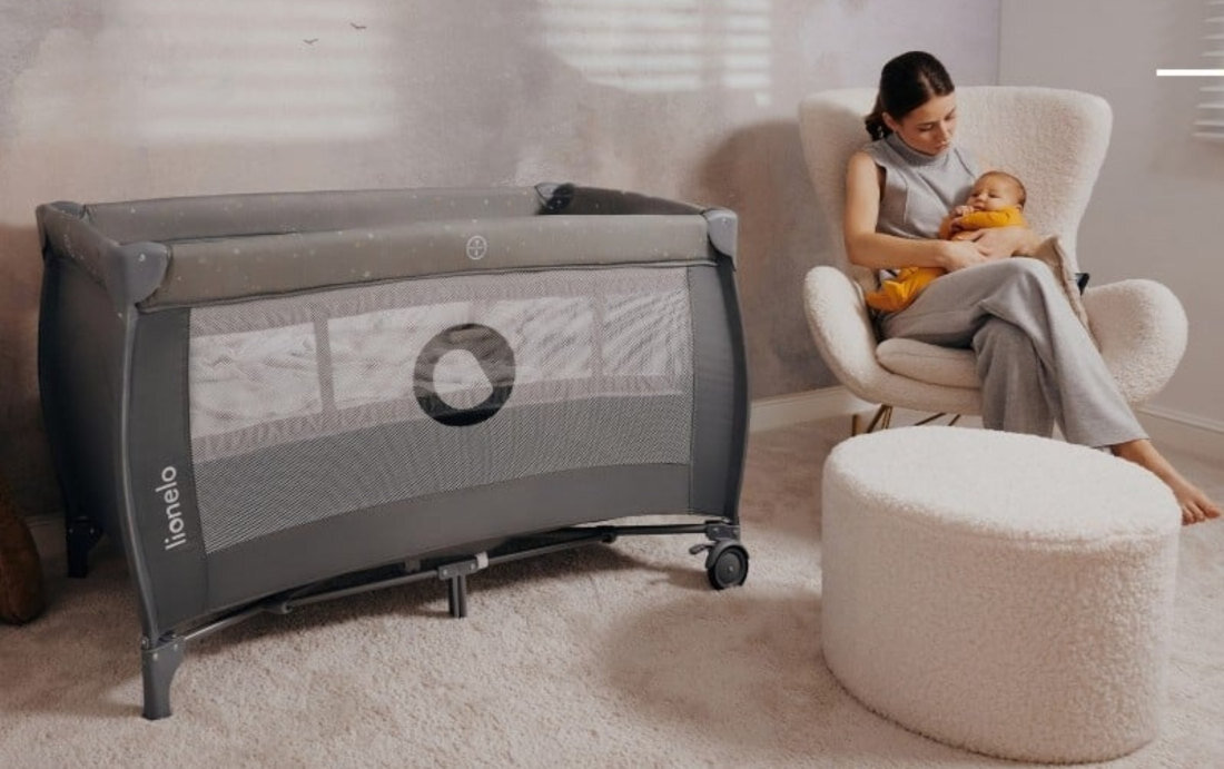 Łóżeczko turystyczne LIONELO Stefi Plus Multicolor Szary wygląd design tło prezentacja wizualizacja Komfort i bezpieczeństwo w podróży