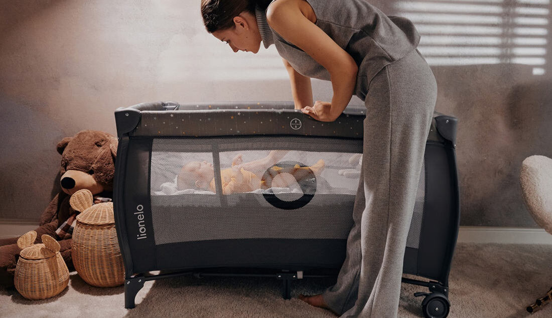 Łóżeczko turystyczne LIONELO Stefi Plus Multicolor Szary Oddychające boki z siateczki Wentylowane panele z siatki swobodny przepływ powietrza