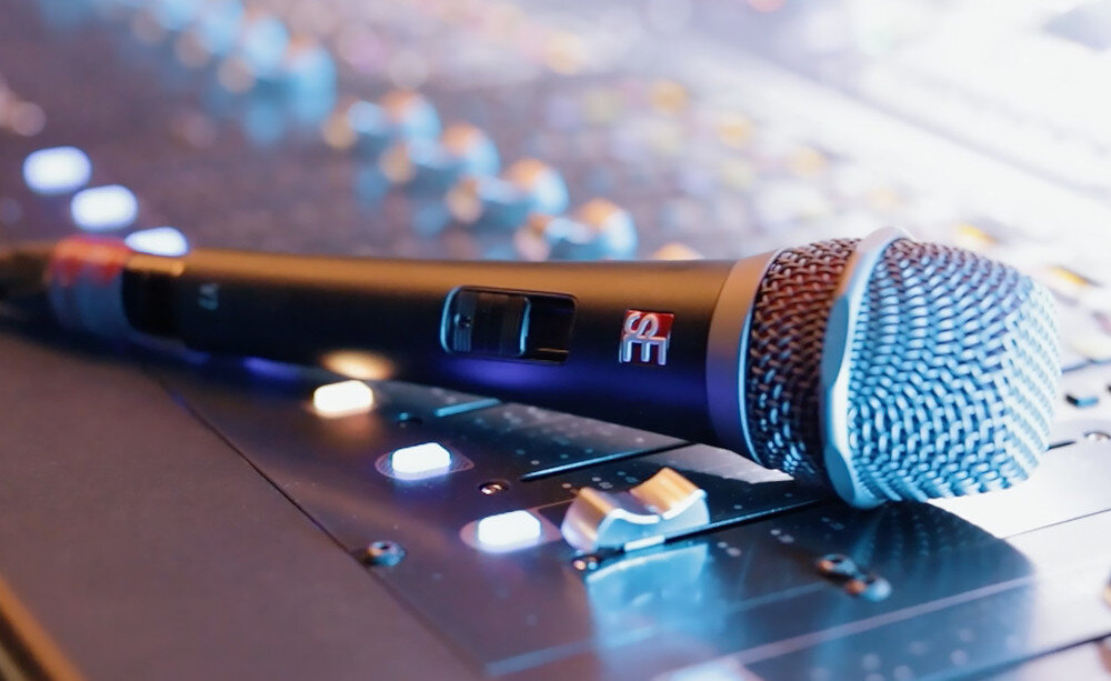 Mikrofon SE ELECTRONICS V7 Switch redukcji szumów wybuchowych głosek osłonę przeciwwietrzną przeciwwstrząsowe mocowanie dynamiczny przetwornik aluminiowej cewki czułością -54 dB impedancją 300 Ohm pasmo przenoszenia to 40 – 19 000 Hz