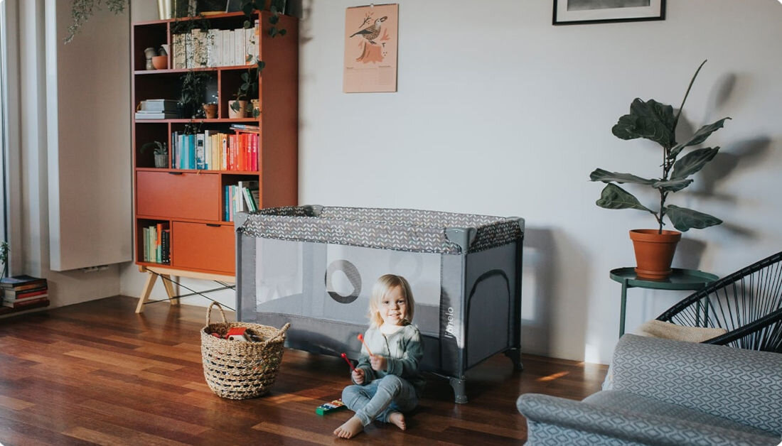 Łóżeczko turystyczne LIONELO Stefi Multicolor Szary wygląd design tło prezentacja wizualizacja Komfort i bezpieczeństwo w podróży