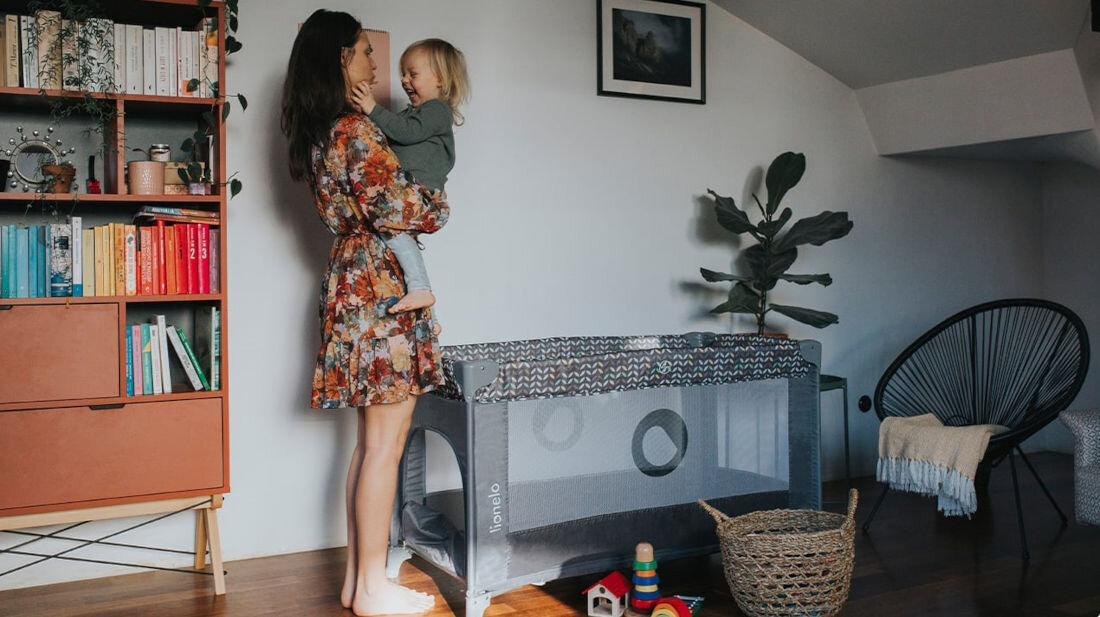 Łóżeczko turystyczne LIONELO Stefi Multicolor Szary Bezpieczne miejsce do snu  stabilne i wygodne warunki do spania Zaokrąglone krawędzie i system LockGuard  ochrona  5-stopniową weryfikację bezpieczeństwa spełnia normy EN 716 i EN 12221