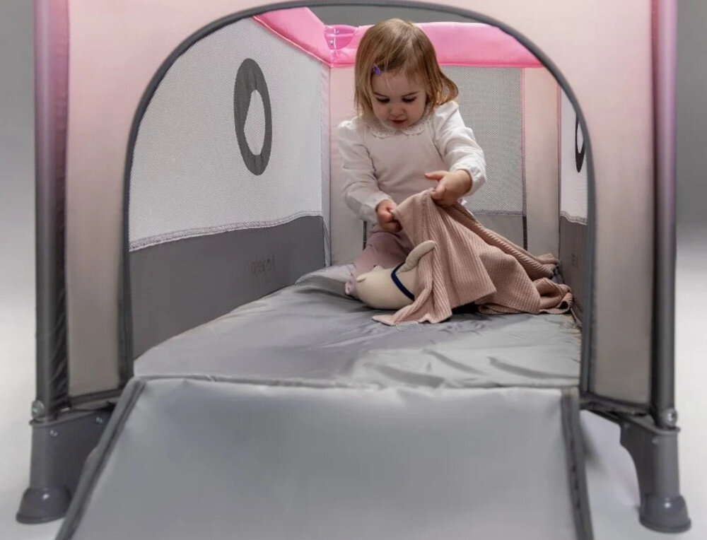 Łóżeczko turystyczne LIONELO Stefi Multicolor Szary Dostępne dla starszaka Boczne wejście na zamek błyskawiczny  samodzielne wchodzenie i wychodzenie praktyczne rozwiązanie 