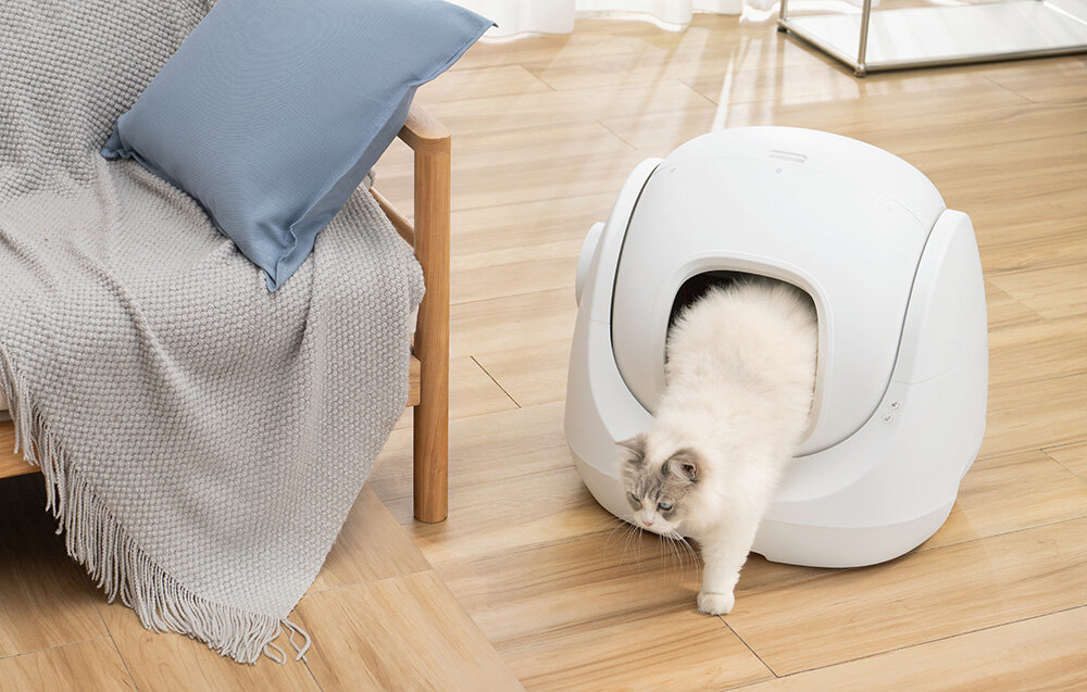 Inteligentna kuweta dla kota CATLINK Baymax biały kot wychodzi z białej kuwety troska o bezpieczeństwo Czujniki kot ważący co najmniej 1,5 kg system natychmiast wstrzymuje pracę chroni zwierzę przed przypadkowym przytrzaśnięciem łapki funkcjonalność wygoda spokój ducha