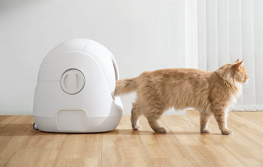 Inteligentna kuweta dla kota CATLINK Baymax rudy kot wychodzi z białej kuwety neutralizuje nieprzyjemne zapachy koncentrat dezodoryzujący hermetyczny pojemnik na odpady czystość komfort antybakteryjna odporna na zarysowania mata dezynfekująca higieniczne środowisko
