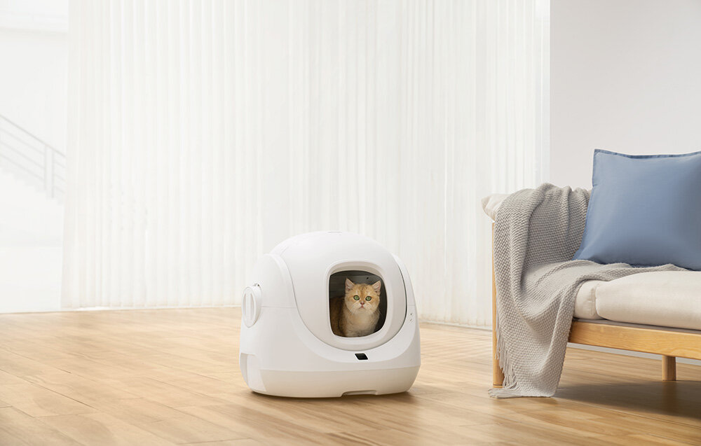 Inteligentna kuweta dla kota CATLINK Baymax rudy kot siedzi wewnątrz kuwety aplikacja CATLINK (Android i iOS) pełna kontrola indywidualne harmonogramy śledzenie raportów zdrowotnych monitorowanie stanu kilku kotów jednocześnie powiadomienia aktywność pupila w czasie rzeczywistym w dobrej kondycji dla troskliwych opiekunów dobra opieka