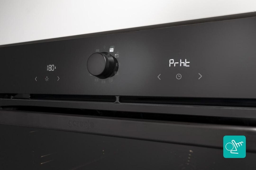 PIEKARNIK GORENJE BOS67371SYB Zbliżenie na panel sterowania z centralnym pokrętłem i wyświetlaczami dotykowymi. Ujęcie podkreśla prostą i czytelną obsługę urządzenia