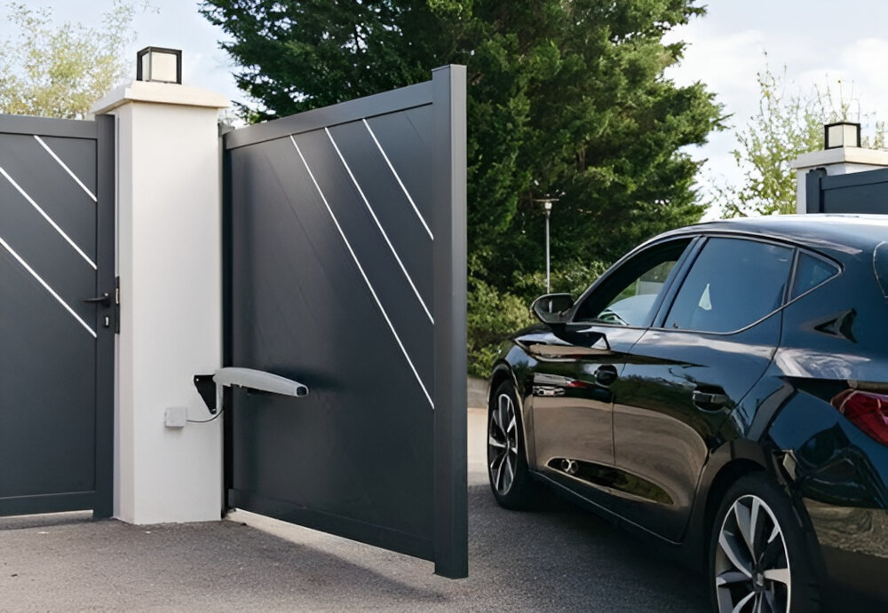 Napęd do bramy skrzydłowej SOMFY Lockyvia 1241429 zasilanie sieciowe maksymalne obciazenie do 120 W obsluga bram o dlugosci do 2 metry  masie do 200 kg maksymalny kat otwarcia bramy do 90 stopni funkcja automatycznej blokady