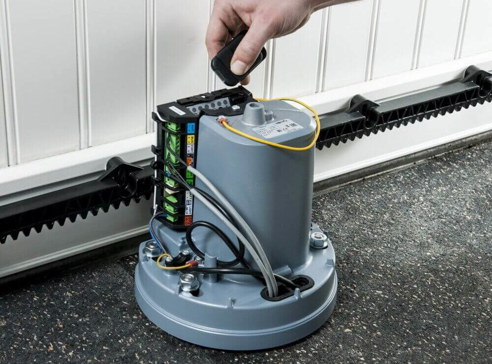 Napęd do bramy przesuwnej SOMFY Freevia 400 + Connectivity Kit 1244822 stopien ochrony IP44 odpornosc na kurz i wode