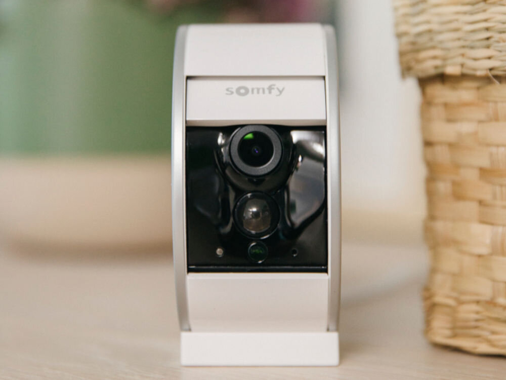 Kamera SOMFY Protect Wewnętrzna, Wi-Fi, wgląd, ruch, dwukierunkowa, obserwowanie, zbliżenie od frontu na wprost na kamerę z otwartą klapką