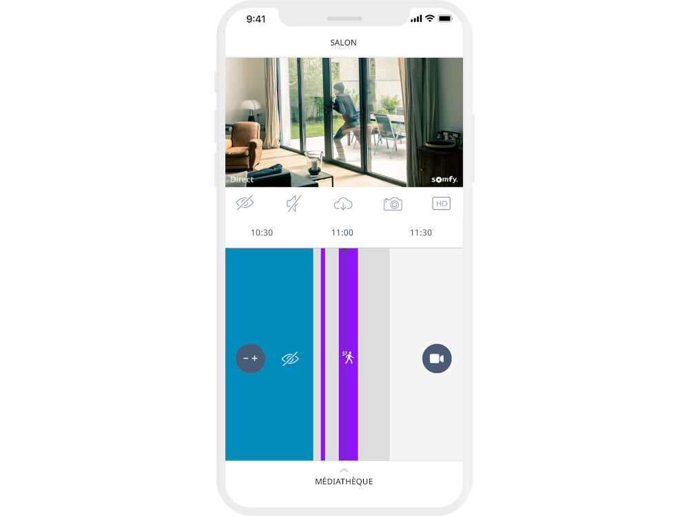 Kamera SOMFY Protect Wewnętrzna, Wi-Fi, prywatność, zasięg, kamera, komfort, na białym tle smartfon z włączoną aplikacja somfy