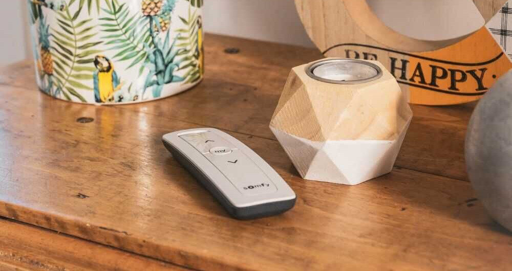 Pilot SOMFY Situo RTS 1-kanałowy 1870496 system Tahoma uchwyt ścienny łatwy dostęp wygodne użytkowanie