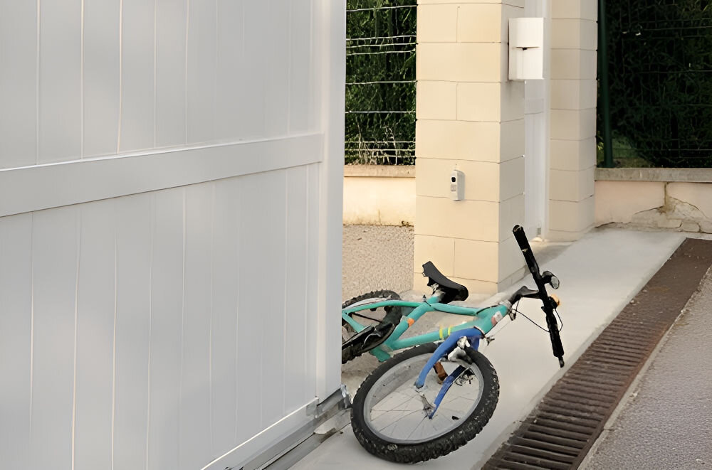 Napęd do bram przesuwnych SOMFY Slidy Moove 300 2401407 dla bram przesuwanych funkcja detekcji przeszkód automatyczne blokowanie bramy akumulator awaryjny automatyczne zamknięcie tryb furtki