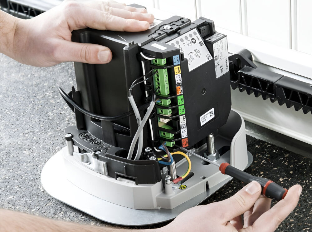 Napęd do bram przesuwnych SOMFY Slidy Moove 300 2401407 prosty i intuicyjny montaż zaprogramowane piloty zdalnego sterowania Keypop nadajnik naścienny klawiatura kodowa przełącznik kluczykowy