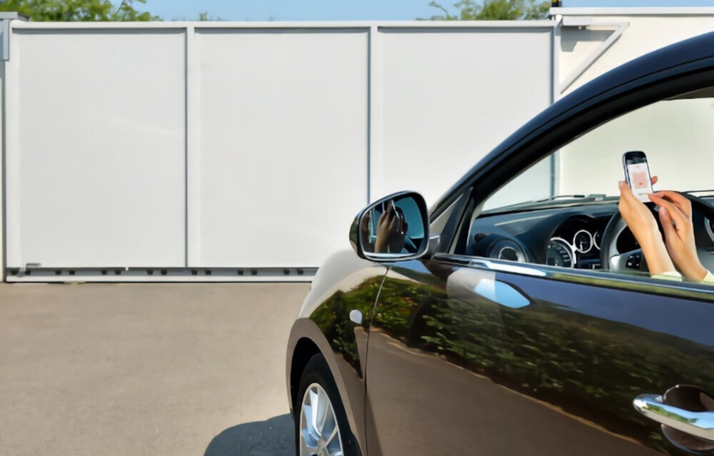 Napęd do bram przesuwnych SOMFY Slidy Moove 300 2401407 zdalne sterowanie nadajnikiem pilotem smartfonem kompatybilność z systemem Tahoma