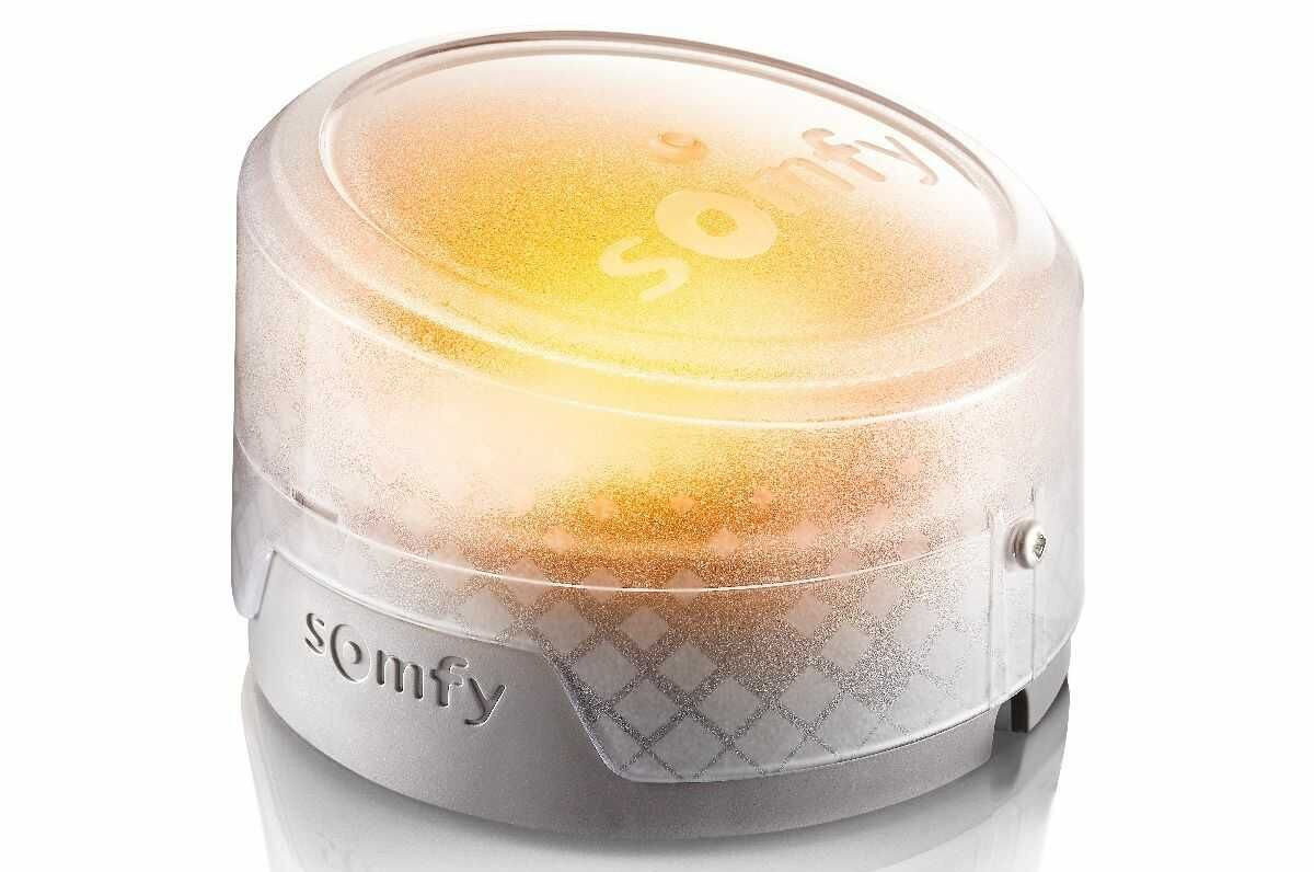 Lampa ostrzegawcza LED SOMFY 2401584, montaż, dioda, LED, brama, na białym tle lampa ostrzegawcza w pomarańczowej barwie światła