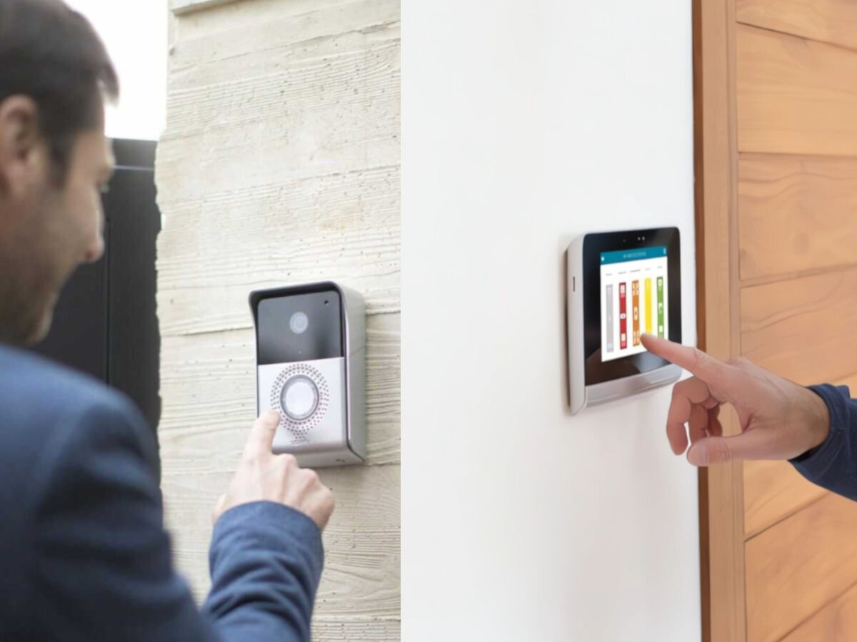 Wideodomofon SOMFY V500, monitoring, wgląd, bezpieczeństwo, ochrona, Panel zewnętrzny i monitor SOMFY V500 w użyciu, przyciskanie dzwonka i obsługa ekranu dotykowego.