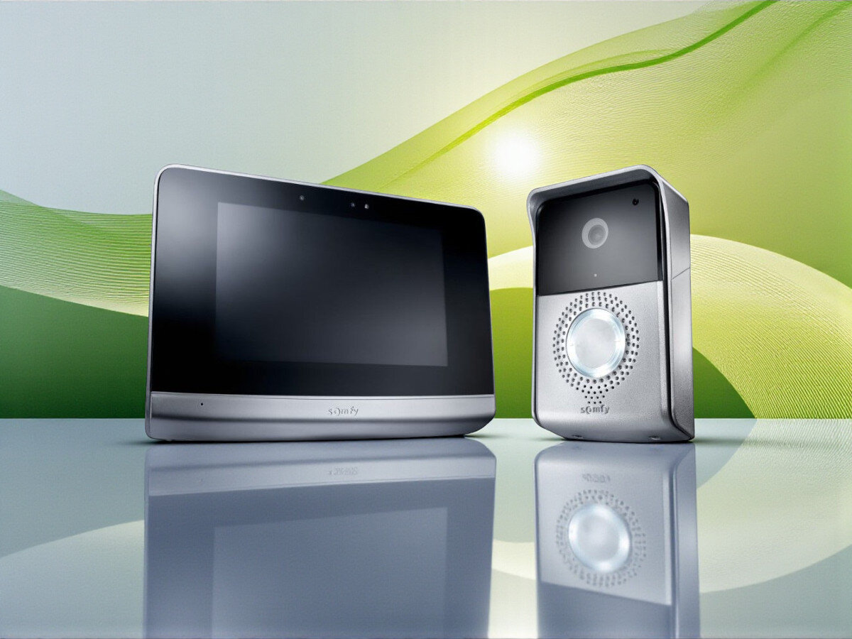 Wideodomofon SOMFY V500, instalacja, obudowa, ochrona, montaż, Monitor i panel zewnętrzny SOMFY V500, lustrzane odbicie, zielona grafika tła