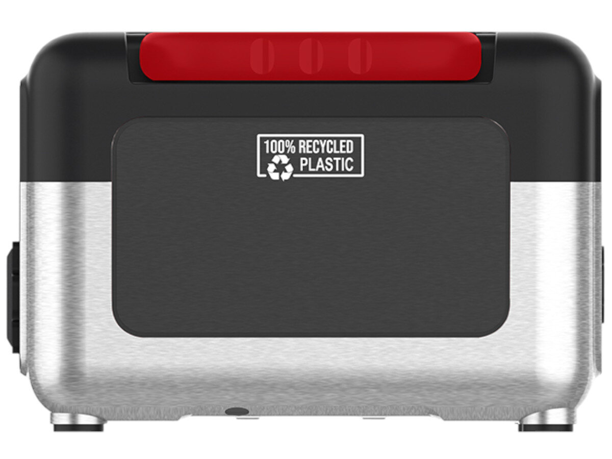 Stacja zasilania WONDER Wx600 Power Station 270 Wh Bank energii, litowo-jonowa, pojemność, teren, niezależność, Tylny panel stacji, oznaczenie z recyklingu, srebrna i czarna obudowa, czerwona listwa, widok poziomy.