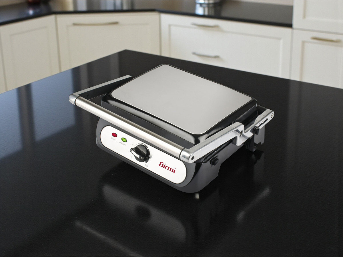 Grill elektryczny GIRMI BS41, kuchnia, grill, smażenie, gotowanie, grill stoi na blacie szklanym w kuchni frontem prawo skos