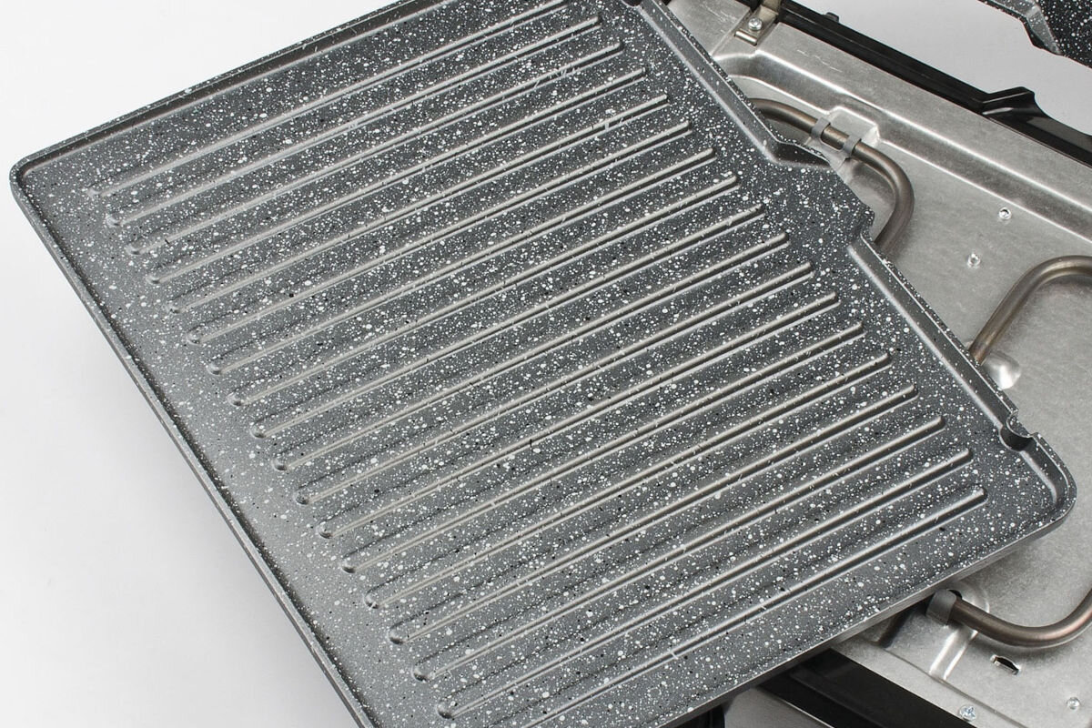 Grill elektryczny GIRMI BS41, praktyczne, aromat, obudowa, stalowa, na białym tle zbliżenie na 1 z powłok grillujących leżących na grillu