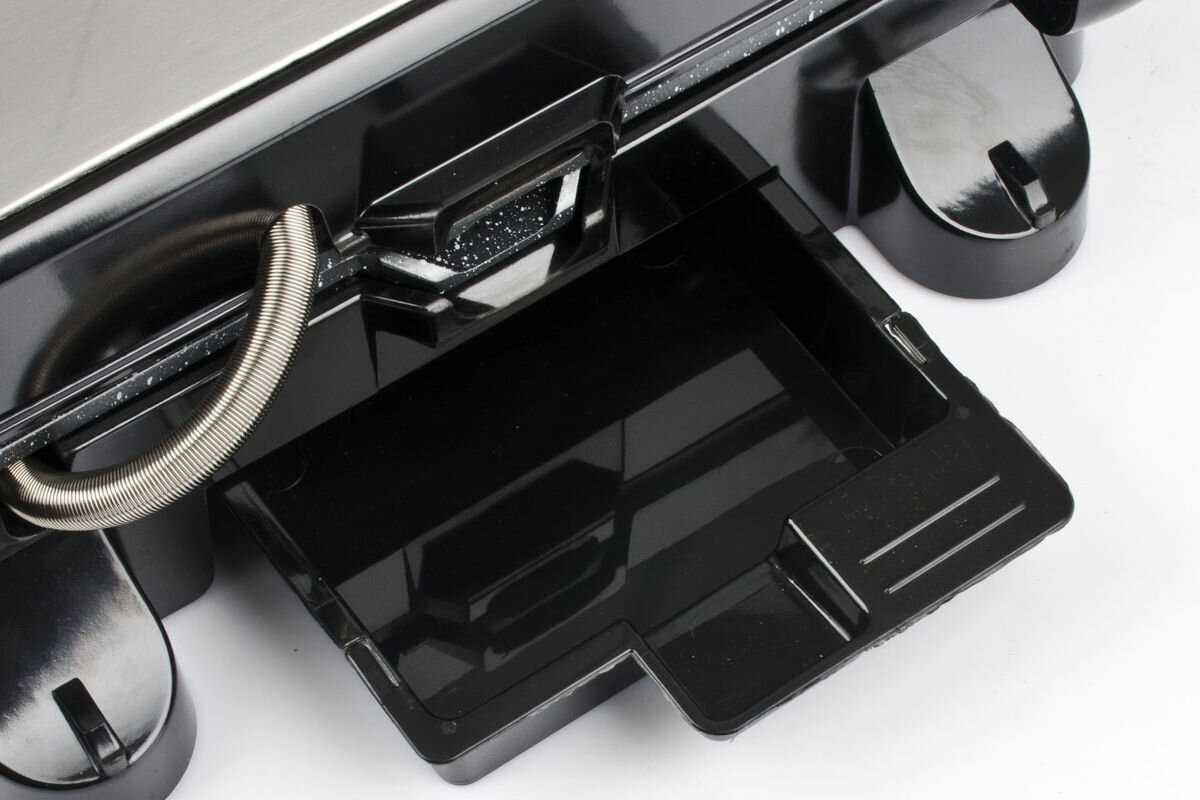 Grill elektryczny GIRMI BS41, konieczność, tłuszcz, lżejsze, Zintegrowany, na białym tle zbliżenie na wyjmowaną tackę ociekową