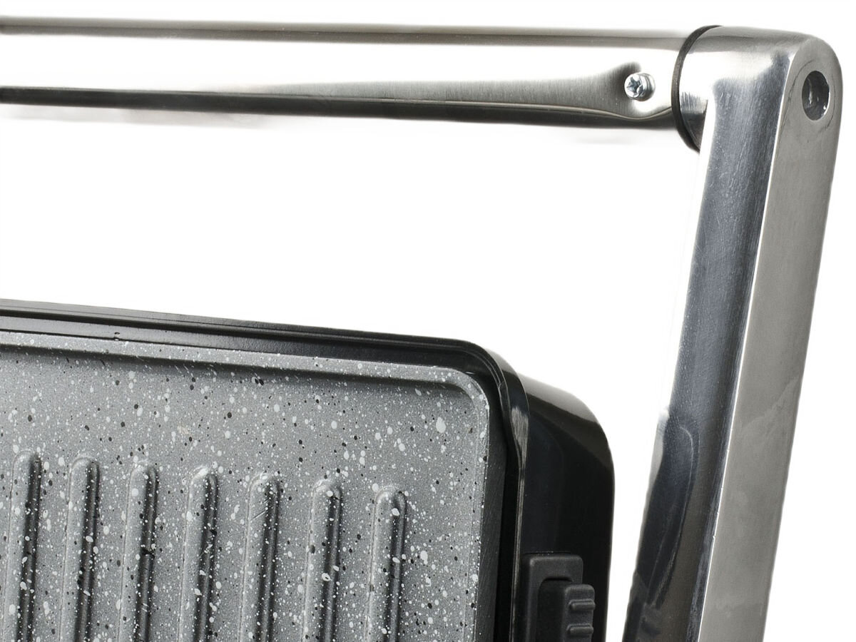 Grill elektryczny GIRMI BS41, bezpieczne, pokrywy, Antypoślizgowe, przesuwanie, na białym tle zbliżenie na uchwyt grilla