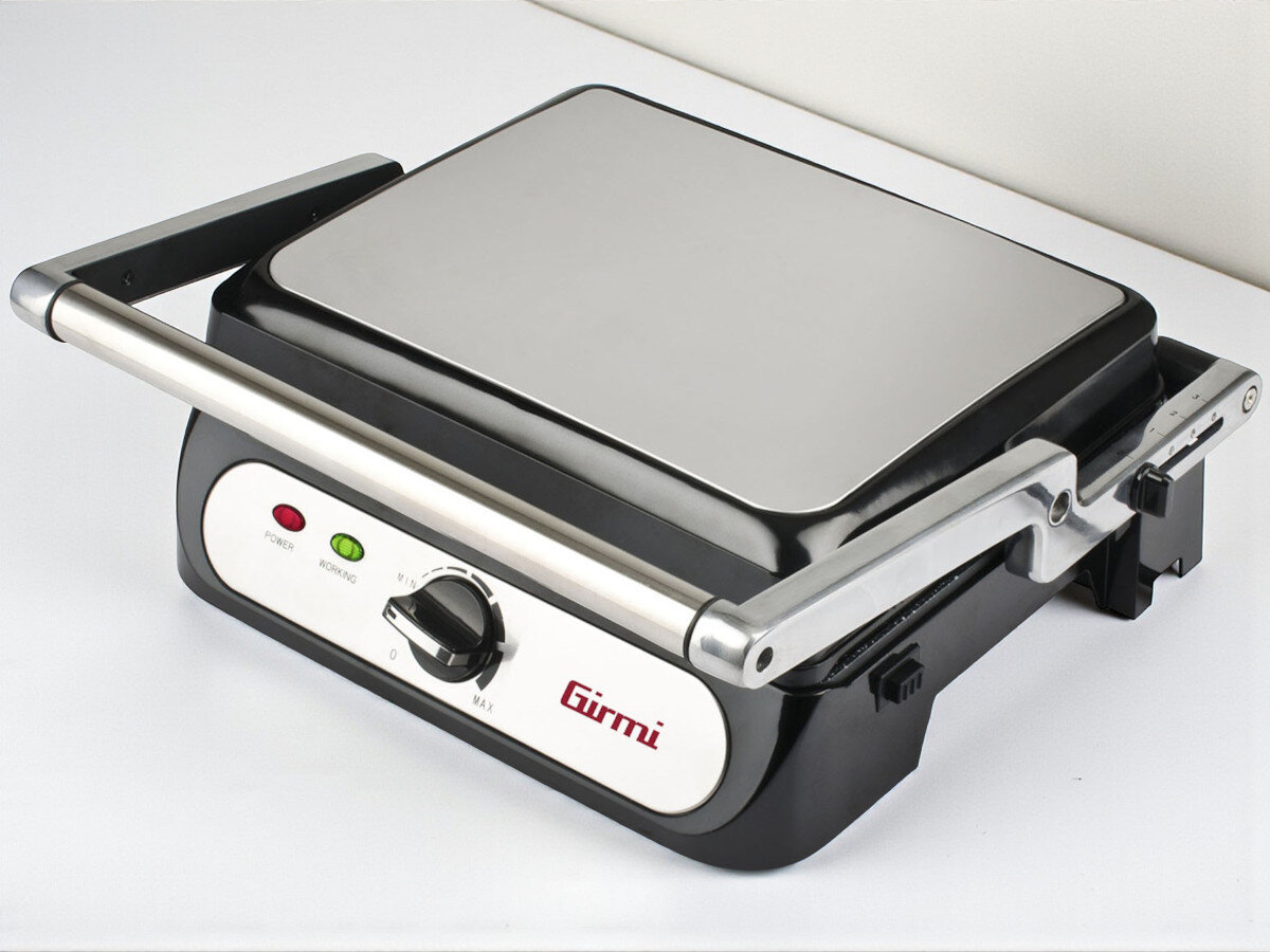 Grill elektryczny GIRMI BS41, wilgotne, ściereczka, czystość, powłoka, Petravera, na szarym tle grill frontem prawo skos