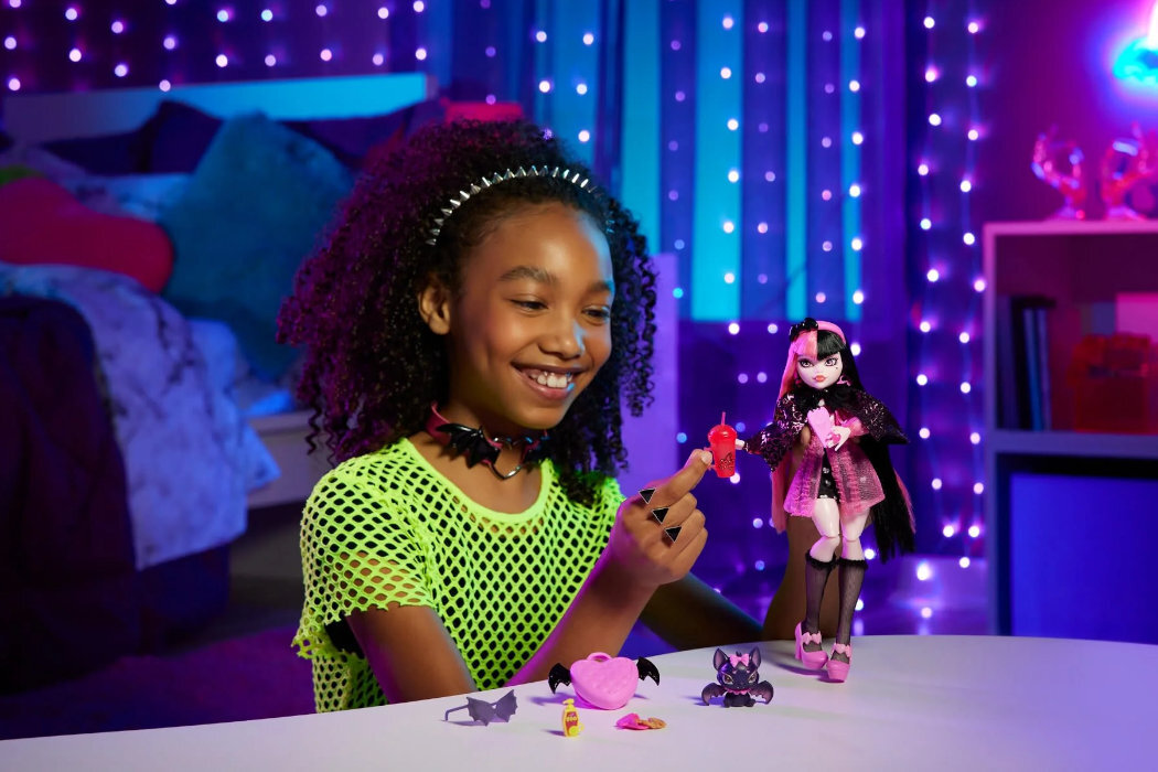 Lalka MONSTER HIGH Draculaura zabawa kreatywność wyposażenie wyobraźnia dodatki kolekcja