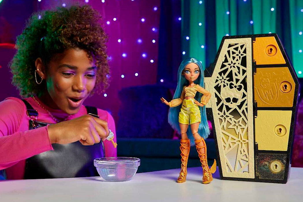 Lalka MONSTER HIGH Cleo De Nile Seria 2 HNF76 zabawa kreatywność wyposażenie wyobraźnia dodatki kolekcja