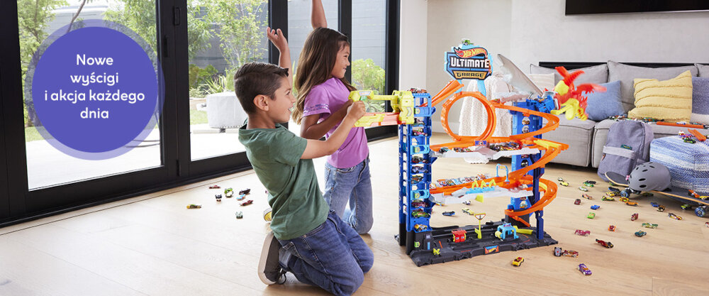 Dzieci bawiące się zestawem Hot Wheels City Atak Smoka.