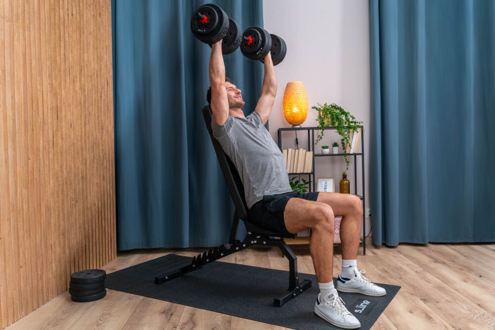 Ławka do ćwiczeń S-LINE ELLI BF300 3-stopniowa regulacja siedziska wygodne efektywne wykonywanie cwiczen wyscielane siedzisko Trening barków hantlami na ławce do ćwiczeń z oparciem ustawionym pod kątem prostym.