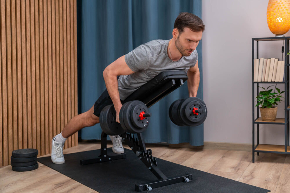 Ławka do ćwiczeń S-LINE ELLI BF300 solidna konstrukcja niewielki design latwe przechowywanie w domowych warunkach Wiosłowanie hantlami w oparciu o skośną ławkę treningową S-line – trening mięśni pleców w domu.