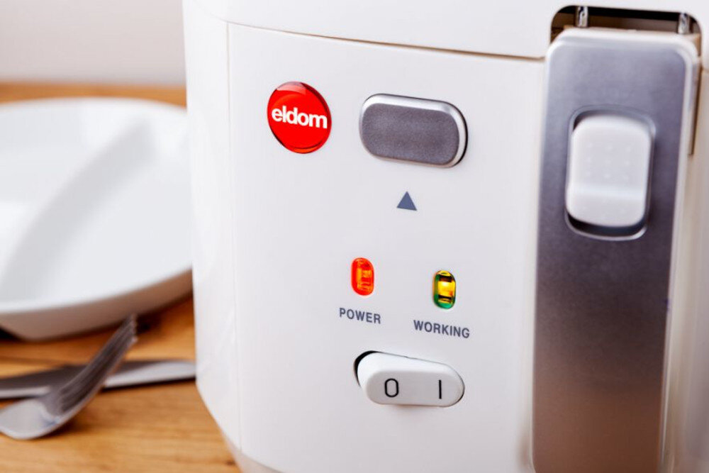 Frytkownica ELDOM FR18C przycisk mozliwosci otwieranie pokrywa lampki kontrolne