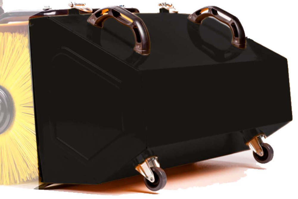 Pojemnik na kurz do zamiatarki NAC SWP-BOX-60 szerokosc robocza do 60 cm z wysokogatunkowej stali odpornosc na uderzenia odksztalcenia zmienne warunki atmosferyczne korzystanie przez caly rok dwa uchwyty wygodne dwie rolki jezdne latwe przenoszenie i oproznianie