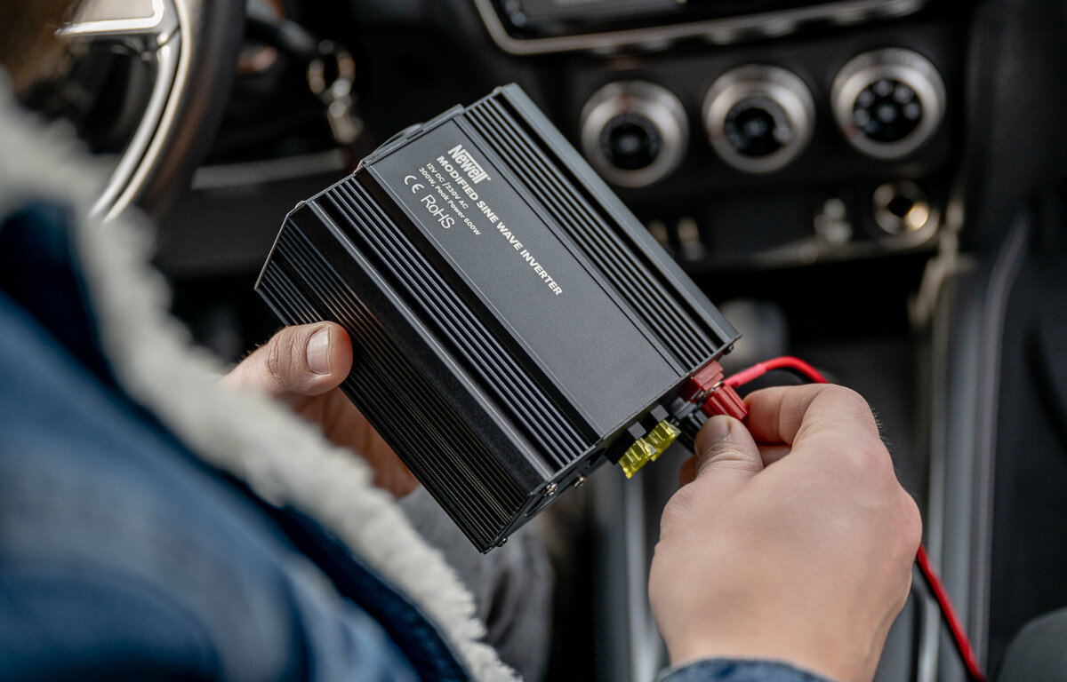 Przetwornica NEWELL 12V na 230V 300W Modyfikowana sinusoida zabezpieczenia bezpieczniki ochrona