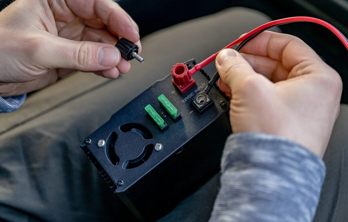 Przetwornica NEWELL 12V na 230V 500W Modyfikowana sinusoida wymiary wielkość gniazda USB podłączenie