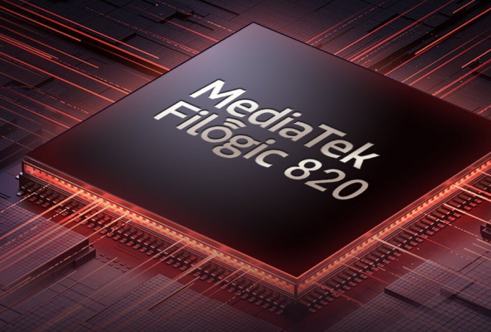 Router CUDY WR3000 Zbliżenie na procesor z napisem MediaTek Filogic 820 umieszczony na płytce elektronicznej z podświetleniem w odcieniach czerwieni, procesor, taktowanie, anteny, sygnał