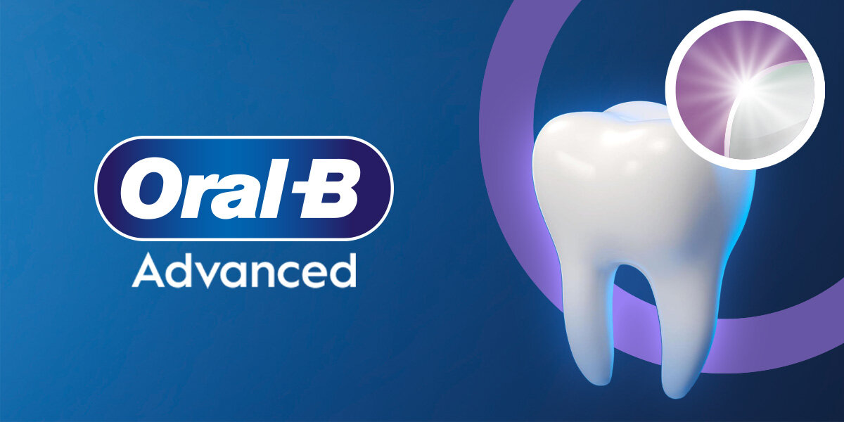 Obraz przedstawia logo \'Oral-B Advanced\' obok dużego, białego zęba na niebieskim tle. W prawym górnym rogu znajduje się okrągły element z promieniującym światłem.