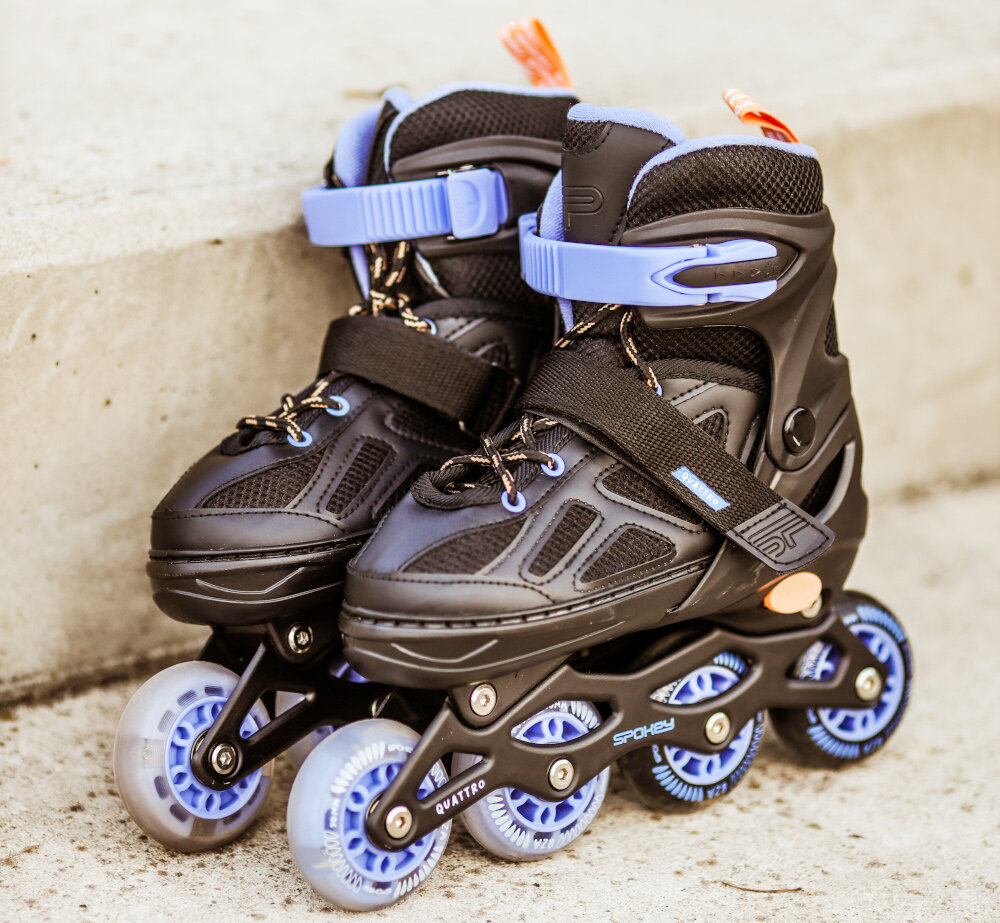 Łyżworolki SPOKEY Quattro 4w1 (rozmiar 30-33) Czarno-fioletowy betonowe schody para łyżworolek oparta o schody całoroczna aktywność do jazdy latem i zimą aktywne spędzanie czasu hobby pasja