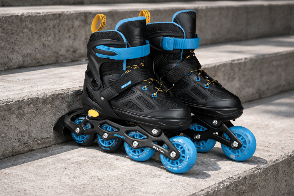 Łyżworolki SPOKEY Quattro 4w1 (rozmiar 30-33) Czarno-niebieski betonowe schody para łyżworolek oparta o schody całoroczna aktywność do jazdy latem i zimą aktywne spędzanie czasu hobby pasja