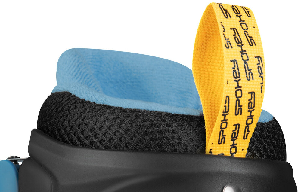 Łyżworolki SPOKEY Quattro 4w1 (rozmiar 30-33) Czarno-niebieski zbliżenie na tasiemkę białe tło praktyczna tasiemka do przenoszenia z tyłu buta ułatwia transport i szybkie zabranie sprzętu zwiększa komfort przygotowania do jazdy oszczędza czas sprzęt pod ręką