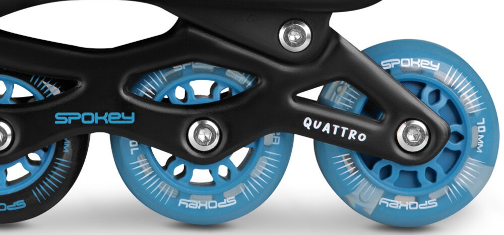 Łyżworolki SPOKEY Quattro 4w1 (rozmiar 30-33) Czarno-niebieski zbliżenie na przednie kółka białe tło układ kółek PU o twardości 82A i rozmiarze 64 mm łożyska ABEC-7 Carbon stabilna i dynamiczna jazda ułatwia utrzymanie równowagi sprawnie reagować na zmiany kierunku komfort toczenia diody LED świecą podczas jazdy atrakcyjny dynamiczny wygląd bezpieczeństwo
