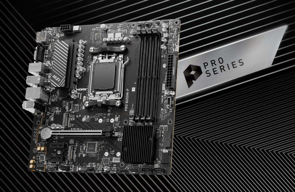 Płyta główna MSI Pro B650M-P Zdjęcie płyty głównej zamontowanej na tle z metalicznym logotypem 'Pro Series'. Widoczne są złącza, gniazdo procesora, sloty pamięci RAM i chłodzenie chipsetu, opis
