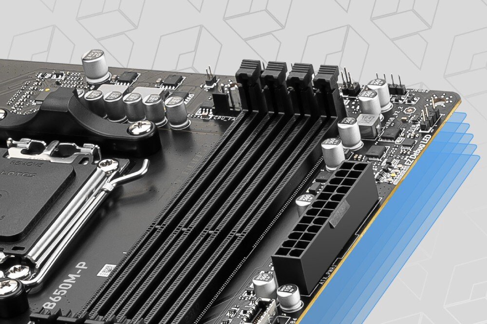 Płyta główna MSI Pro B650M-P Widok na sloty pamięci RAM na płycie głównej. Ukazane są cztery gniazda DIMM oraz złącze zasilania 24-pin na tle z graficznymi warstwami symbolizującymi budowę płytki drukowanej, chłodzenie, radiatory, konstrukcja
