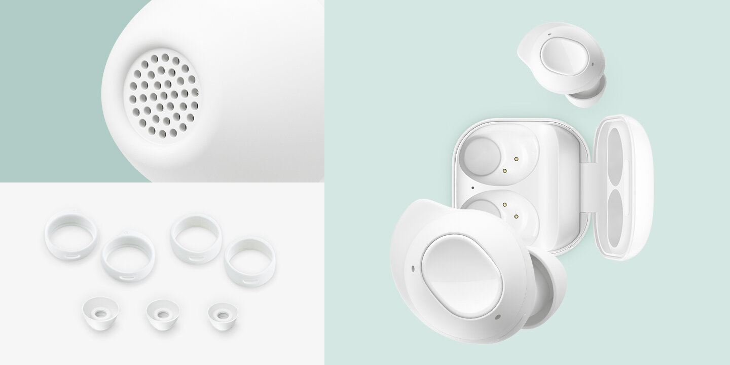 sm-r400-04-comfort---secure-fit pc Zbliżenie końcówki dousznej Galaxy Buds FE. Płaski układ końcówek skrzydełek i końcówek dousznych w różnych rozmiarach. Otwarte etui Galaxy Buds FE z dwiema słuchawkami unoszącymi się na zewnątrz obudowy.