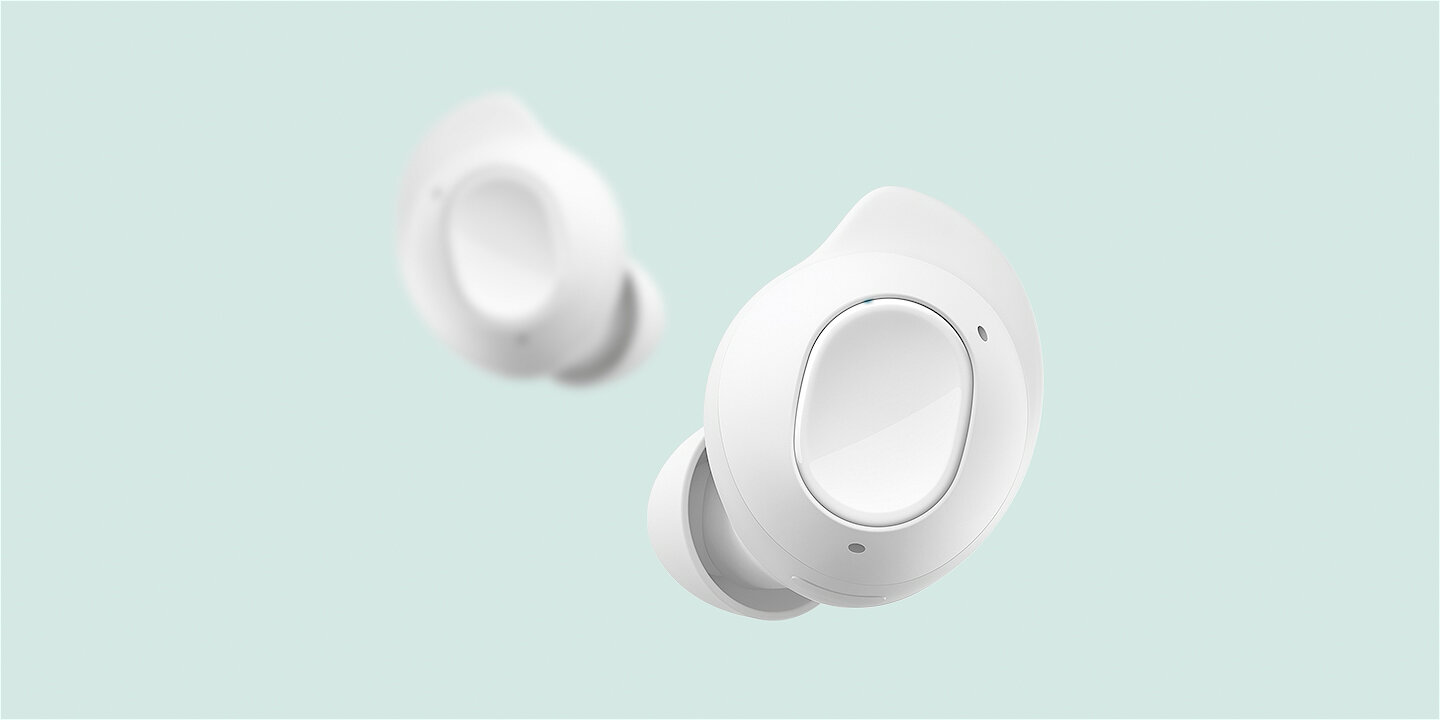 sm-r400-05-grip---touch pc Widać dwie słuchawki douszne Galaxy Buds FE, jedną umieszczoną przed drugą. Obszar dotykowy słuchawek jest podświetlony. Obie słuchawki douszne zamieniają się miejscami. Obszar chwytu na zewnętrznej powierzchni jest podświetlony.